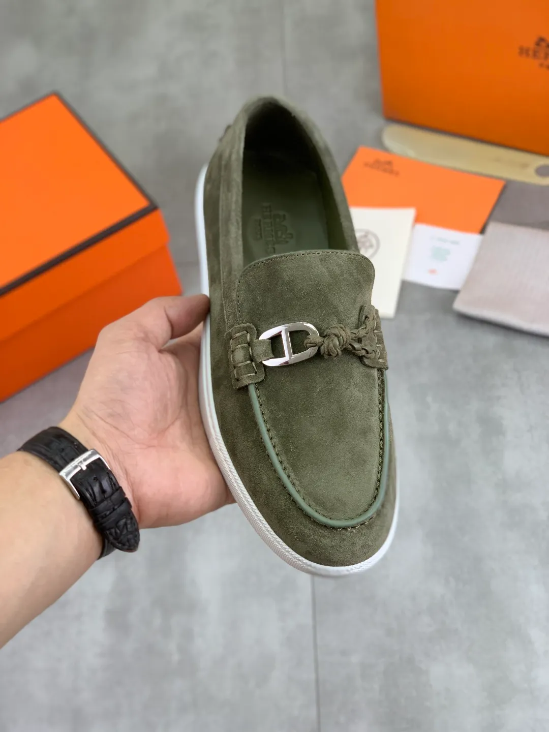 Factory price P600, new model, top version, original order, Hermes men's Drift Sneaker, new summer casual sports shoes, original purchase, development, production, H family men's classic series, technical breathable fabrics with cowhide, casual sports shoes, casual sports dad shoes, combined with high-tech breathable materials and cowhide, H family exclusive button decoration on the side. The outsole is full of H italic design and bright colors to show vitality and continue the brand design inspiration. Stroll around the city lightly and feel free and comfortable. Delivered in exquisite packaging🛍📦 ▪️Fabric: original customized breathable material + first layer of frosted cowhide ▪️Inner: cowhide feet ▪️Outsole: molded and evacuated PU+TPU material ▪️Size: 35-45 Multiple colors available Premium packaging